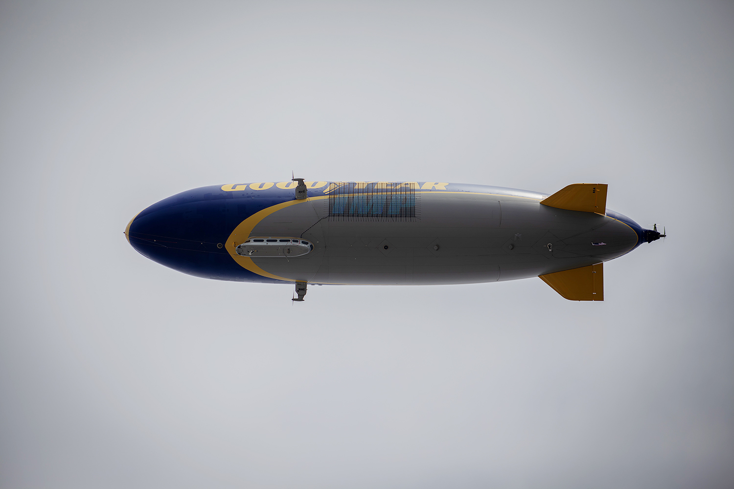 タイムセール！BLIMP Akron's first Blimp Day takes off over the city's 24 neighborhoods